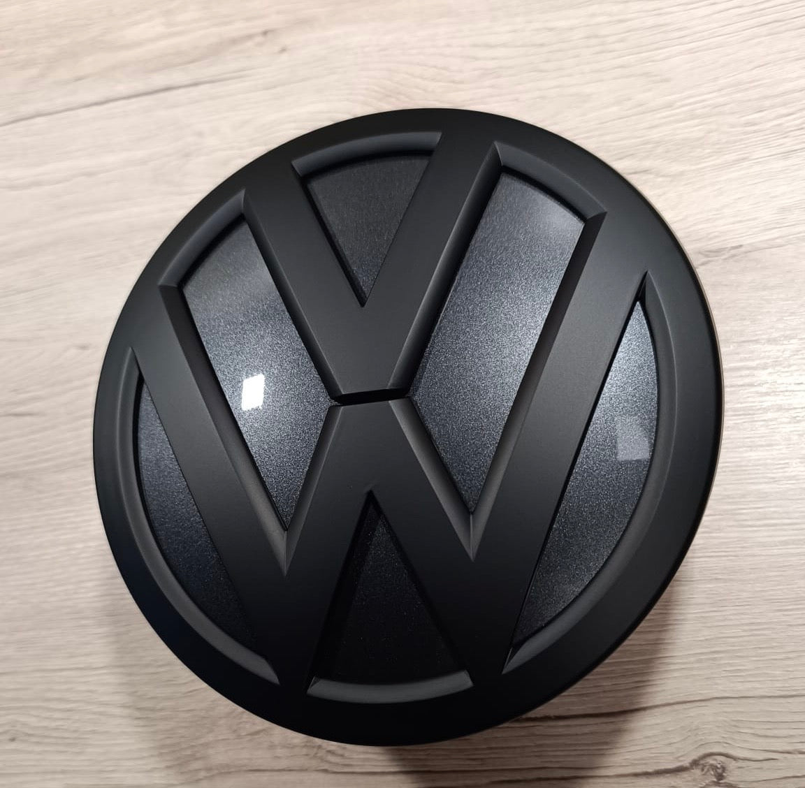 VW T6.1 Emblem Front Schwarz matt Indiumgrau