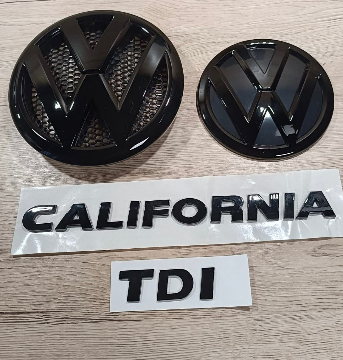 VW T5 Facelift California TDI Emblemset Schwarz glänzend