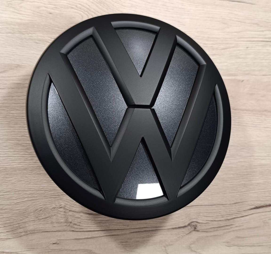 VW T6.1 Emblem Front Schwarz matt Indiumgrau