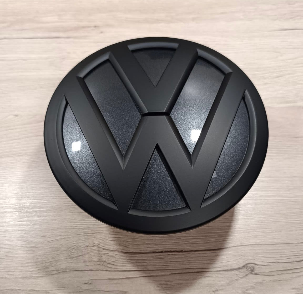 VW T6.1 Emblem Front Schwarz matt Indiumgrau